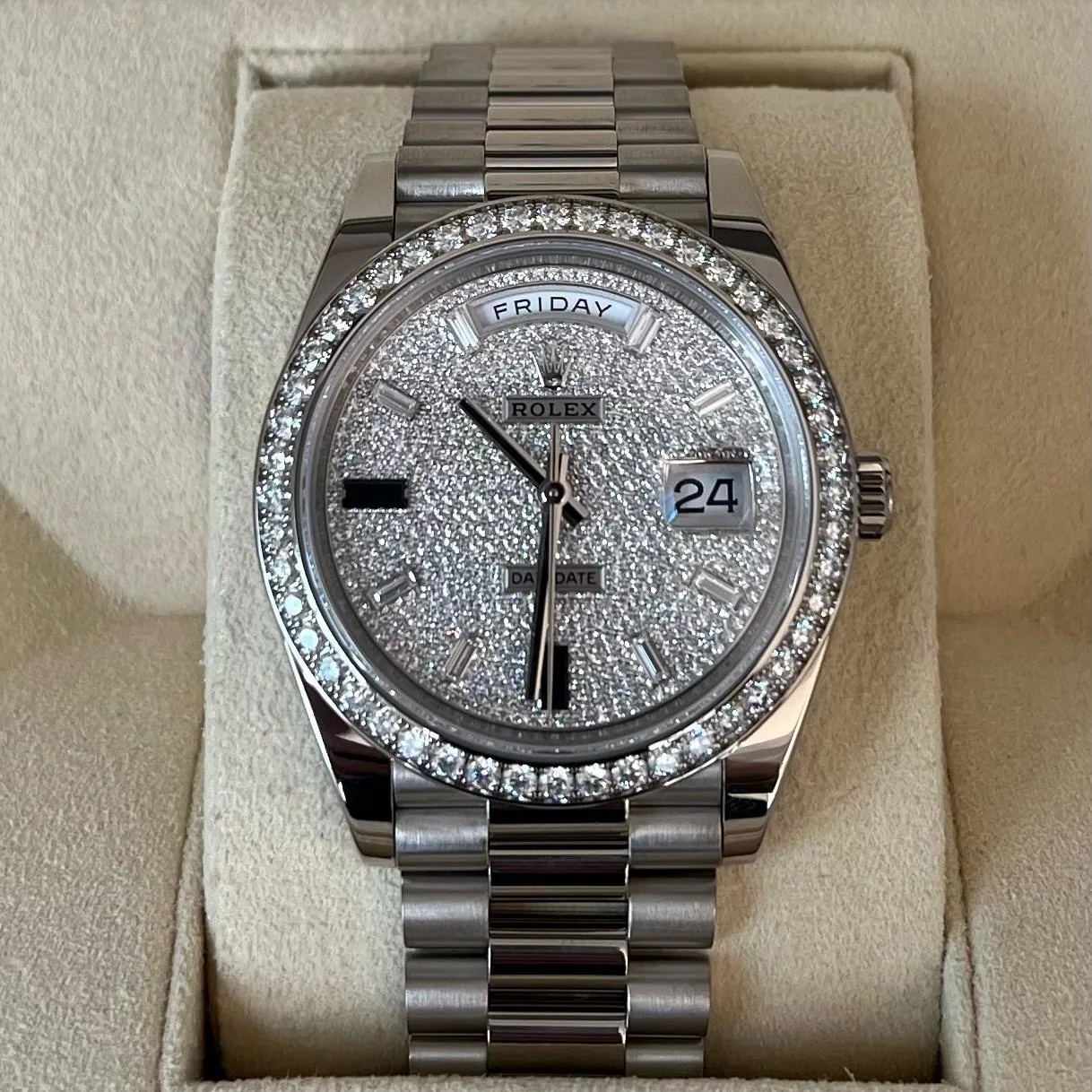【Free Shipping】【Super Clone】RLX 228349RBR-0036 Day-Date 40mm 18k White Gold Paved With Diamonds Watch